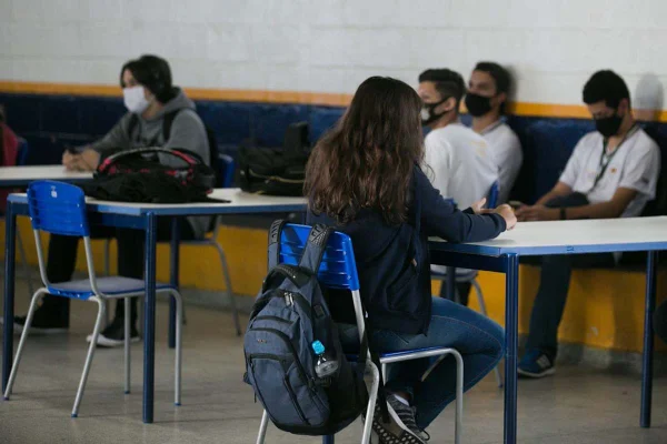 Retorno das aulas do ensino médio no estado de São Paulo. Escola Estadual Professor Milton da Silva Rodrigues, no bairro Freguesia do Ó