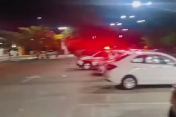 bombeiros e policiais e em estacionamento