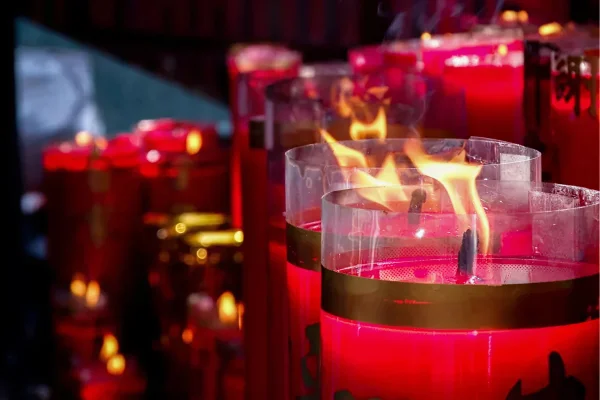 “Exorcizar satanás”: homem deve indenizar vizinha por rituais em vila