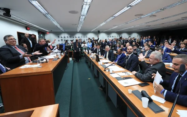 O ministro da Justiça, Flávio Dino, participa de audiência na Comissão de Segurança Pública da Câmara