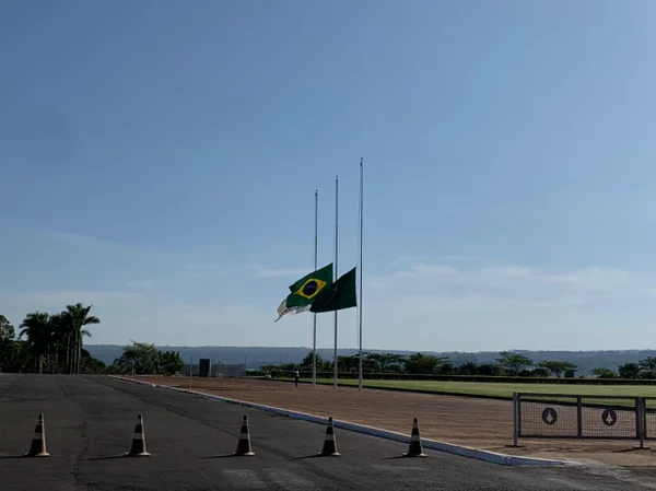 Palácio da Alvorada hasteia bandeiras a meio-mastro em luto por xeique