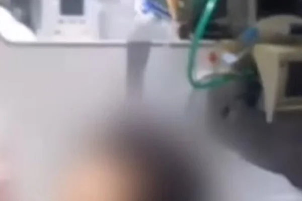 Vídeo: mãe denuncia som alto em ambulância durante atendimento à filha