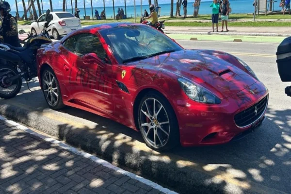 Ferrari pichada com a palavra "ladrão" - Metrópoles