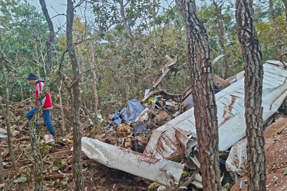 Dois morrem em queda de avião em Mato Grosso do Sul Dois morrem em queda de avião em Mato Grosso do Sul