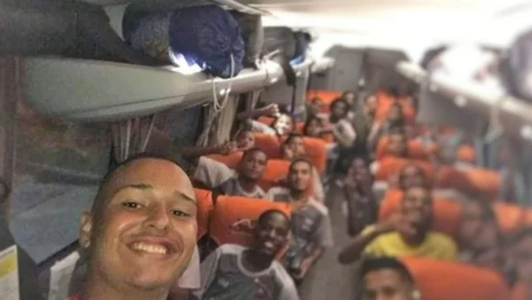 Treinador de 18 anos (a esquerda) e time de futebol juvenil em foto antes de acidente em Minas - Metrópoles