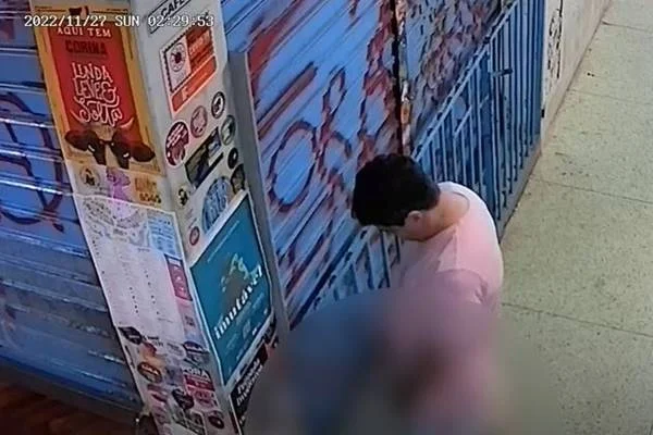 Cafeteria Objeto Encontrado amanhece vandalizada na Asa Norte. Nas imagens da câmera de segurança do prédio, um homem aparece urianado em mesa do café - Metrópoles