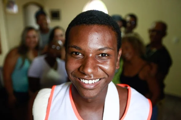 “A vida tem que continuar”, diz jovem que levou machadada em Suzano