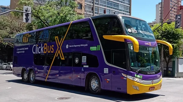 Ônibus com propaganda da empresa ClickBus