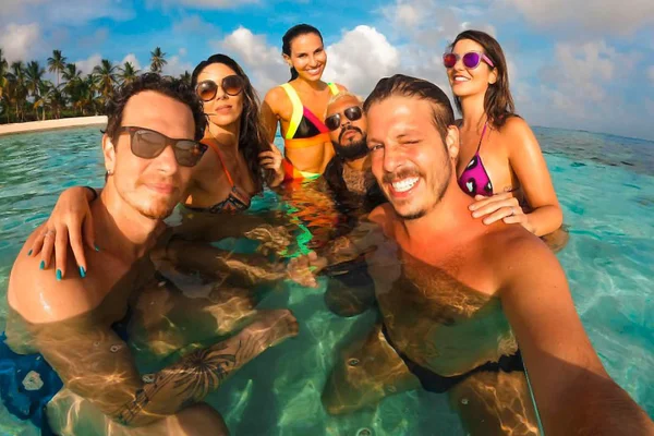 Fábio Porchat, Paulo Vieira, Fabiano Cambota e suas respectivas mulheres em viagem ao Caribe