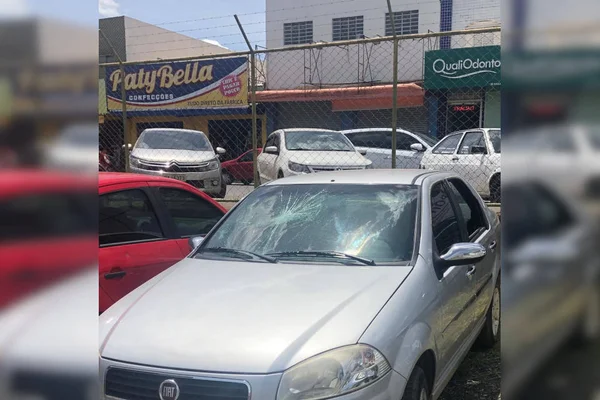 carro com vidro quebrado