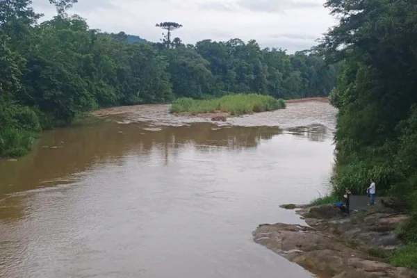 Dois homens em margem de rio de Santa Catarina - Metrópoles