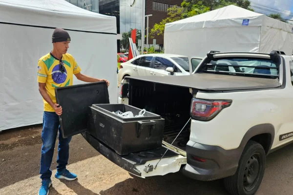 bolos chegam para fiéis em frente a hospital onde Bolsonaro está internado