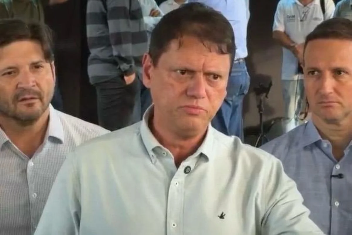 Tarcísio: após fogo em trem, Trivia pode perder concessão se não cumprir contrato Tarcísio: após fogo em trem, Trivia pode perder concessão se não cumprir contrato