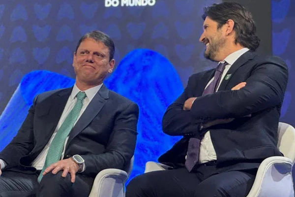 Tarcísio de Freitas, governador de São Paulo, e André do Prado, pré-candidato ao Senado - Metrópoles