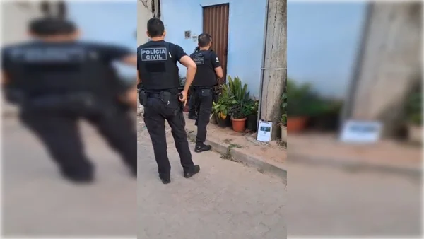 Homens fardados em frente a uma casa - Metrópoles