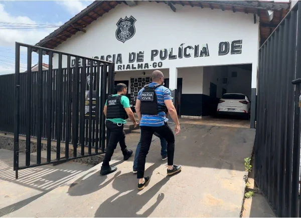 imagem colorida padrasto preso estupro enteada