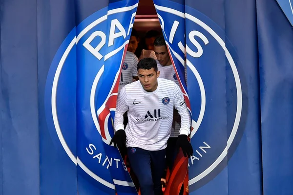 Thiago Silva saindo do escudo do PSG
