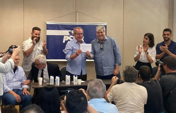 foto colorida do apresentador José Luiz Datena durante cerimônia de filiação ao PSDB; Tabata Amaral (PSB) à direita - Metrópoles