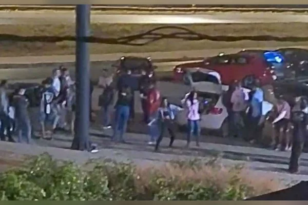 Pessoas se aglomeram em Vicente Pires e usam estacionamento para cavalo de pau