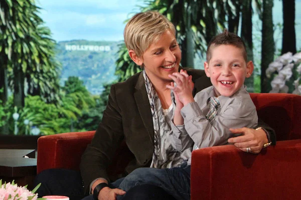 Menino com problemas no coração comemora a recuperação no programa de Ellen Degeneres