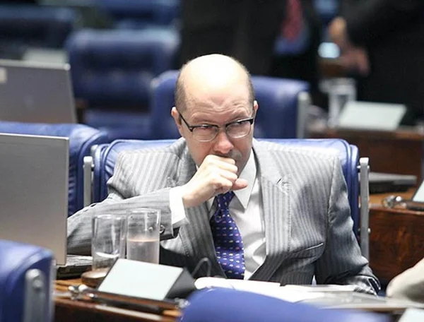 Demóstenes Torres protocola pedido no Senado para retomar mandato