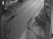 Após bater e chutar o cachorro, agressor arrastou o animal