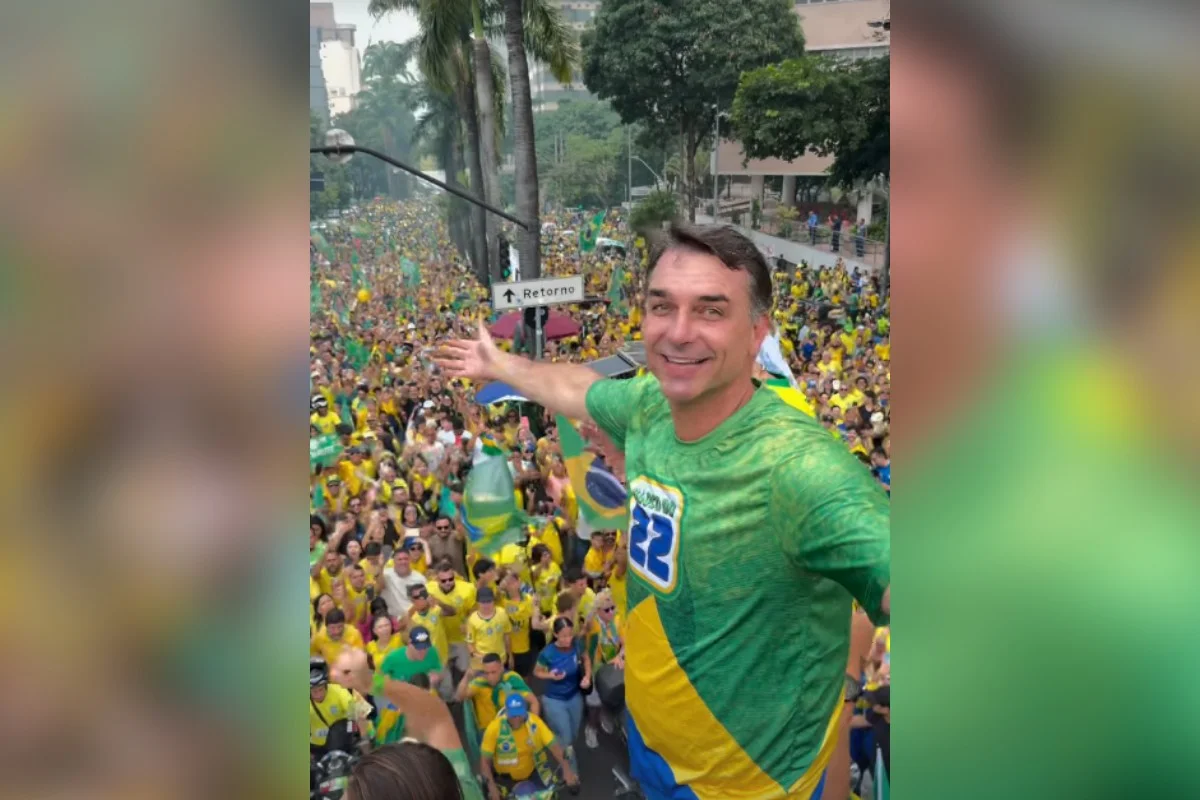 Ato de Flávio em BH. Multidão lota a Praça da Liberdade Ato de Flávio em BH. Multidão lota a Praça da Liberdade