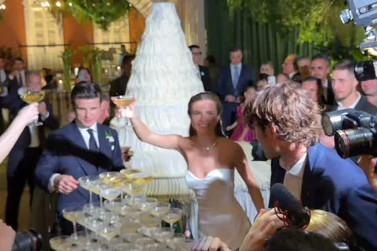Giulia Be e Conor Kennedy brindam com os convidados Giulia Be e Conor Kennedy brindam com os convidados