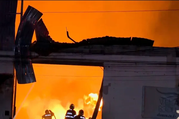 Incêndio de grandes proporções destrói fábrica na Grande SP