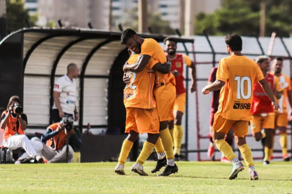 Com golaço de falta, Brasiliense vence o Ceilândia e volta à liderança