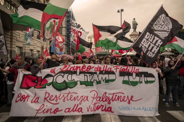 População faz manifestação em Nápoles, na Itália, em defesa dos palestinos