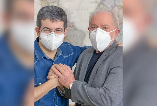 randolfe e lula dão as mãos