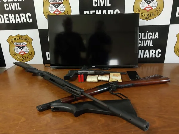 Três armas e uma televisão foram apreendidas pela Denarc