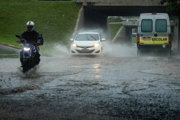 Temporal causa alagamentos e deixa trânsito caótico em Brasília - destaque galeria