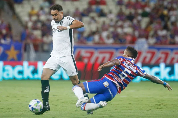 Imagem mostra jogadores de Botafogo e Fortaleza - Metrópoles