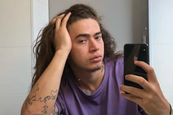 No México, Whindersson Nunes posta selfie e detalhe intriga fãs