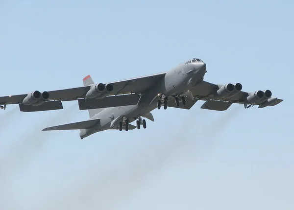 Avião bombardeiro B-52 dos EUA faz sobrevoo para pressionar Coreia do Norte