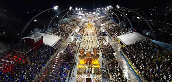 Foto colorida do Sambódromo do Anhembi no Carnaval deste ano - Metrópoles