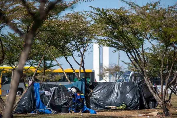 Chamada de ilha da fantasia por ministro, Brasília tem 3 mil moradores em situação de rua