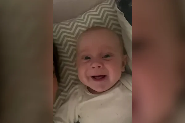 Bebê viraliza ao dar bom dia para irmã