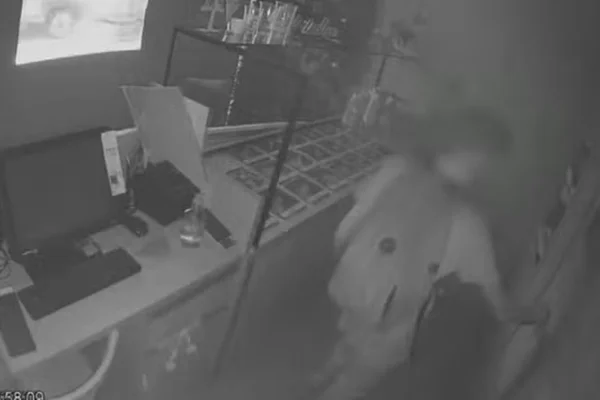 Foto em preto e branco retirada de câmeras de segurança que flagraram o furto de joias - Metrópoles