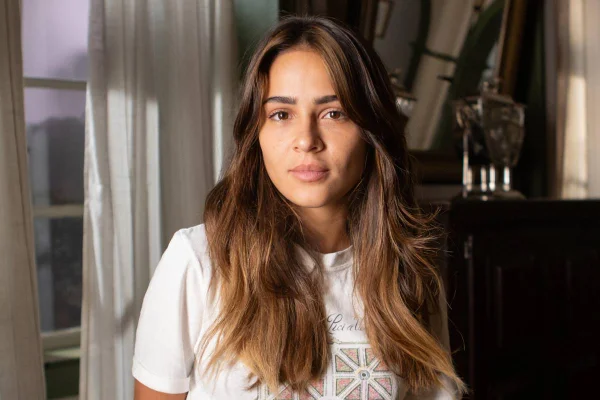 foto colorida de mulher de pele clara com cabelos médios castanhos - metrópoles