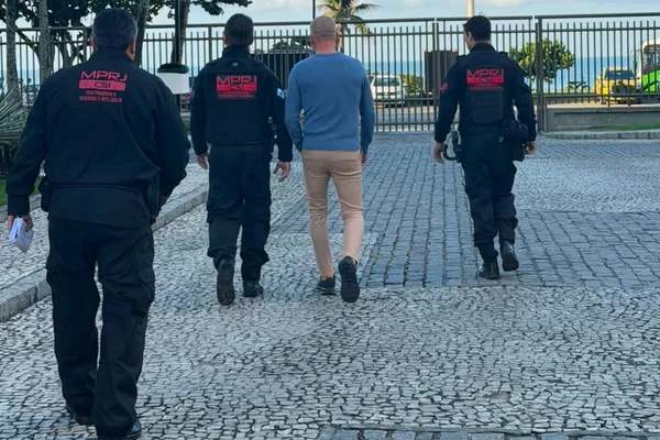 imagem colorda de homem sendo preso