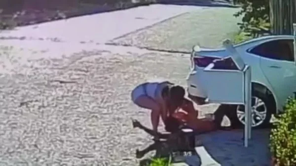 Vídeo: mulher atropela o namorado durante discussão no Amazonas