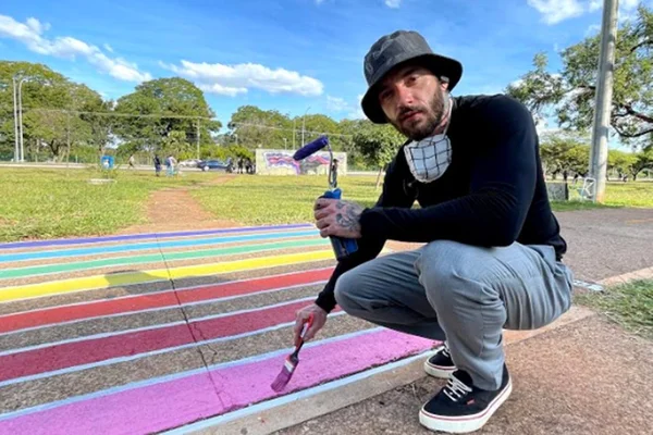 Faixa de arco-íris é pintada em ciclovia do Sudoeste contra LGBTfobia