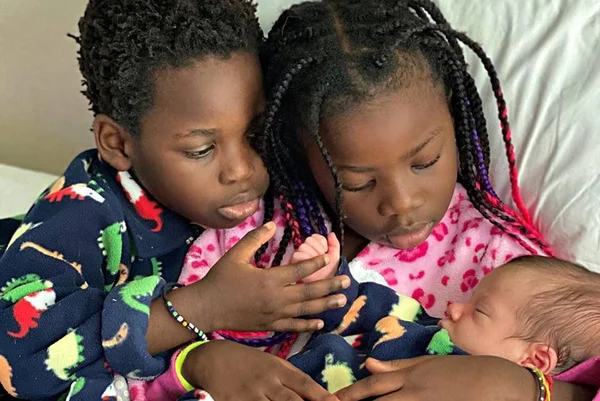 Gioh Ewbank posta foto fofa dos três filhos juntos: “Preciso de mais nada”