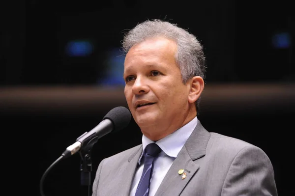 Ministro das Comunicações chama de ‘palhaçada’ conduta de deputados