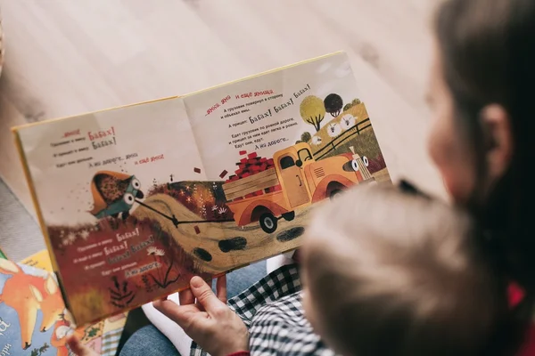 criança livro leitura