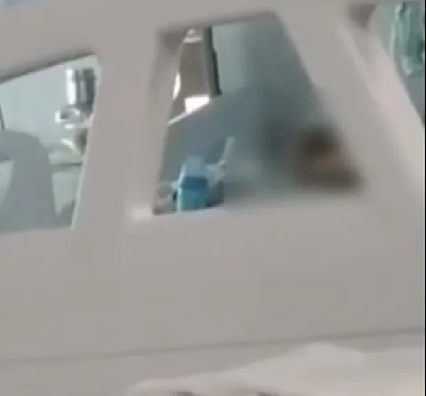 imagem colorida mãe enforca bebê