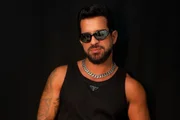 Dennis DJ posando para as redes sociais
